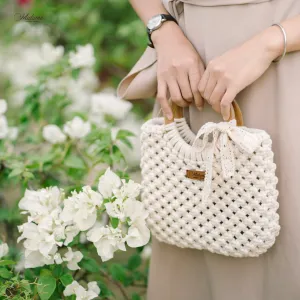 túi xách tay macrame, quai gỗ, thiết kế đơn giản và tinh tế, màu sắc nền nã, điểm nhấn nữ tính cho trang phục, phù hợp nhiều dịp