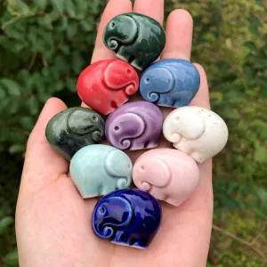 tượng sứ voi lùn mini kiểu 2, tượng sứ thủ công hình chú voi, tượng mini đáng yêu, chất liệu sứ tráng men bóng, trang trí bàn hoặc kệ sách