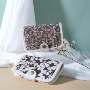 ví vải gập jasmine, thiết kế nhỏ gọn, hoạ tiết hoa cỏ vintage, phù hợp đựng tiền và thẻ, nút bấm chắc chắn, phong cách nhẹ nhàng
