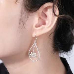 hoa tai bạc đóa sen buông, đường nét mềm mại, cảm giác nhẹ nhàng, màu sắc trang nhã, thiết kế sang trọng, giá trị thủ công đặc sắc