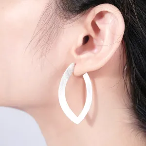 arcuate silver earrings, “thô” collection, simple yet elegant design, exquisite craftsmanship, moderate size