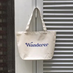 túi tote wanderer dáng ngang màu trắng, phong cách tối giản, túi tote thời trang, họa tiết dòng chữ màu xanh
, thiết kế, i have been there, chus