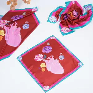 khăn lụa satin trái tim, nền đỏ, tác phẩm nghệ thuật siêu thực, phụ kiện độc đáo, đầy màu sắc, phong cách hoàng cung thời xưa