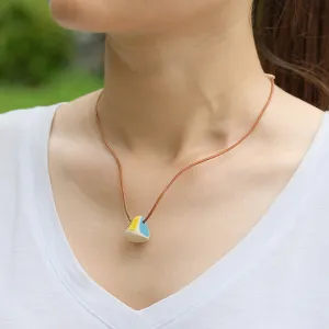 dây chuyền loắt choắt, mặt dây chuyền hình xúc xắc tam giác, phong cách trẻ trung và tinh nghịch, chất liệu mặt gốm và dây da