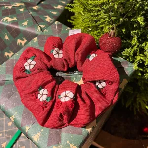 scrunchie cột tóc thêu tay hoa cotton, phụ kiện đeo tay xinh xắn, tông đỏ không kén da, phong cách nữ tính và đáng yêu