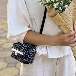 túi mimi linen thêu sashiko, túi thủ công mini dạng hộp, hoạ tiết ô vuông ấn tượng, phong cách trẻ trung nhưng không kém phần sang trọng