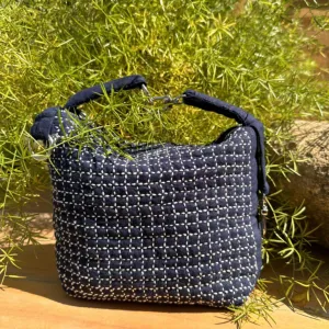 túi bình linen thêu sashiko, màu xanh navy dễ phối đồ, chất vải mềm mại và bền chắc, dây đeo tùy chỉnh độ dài, đeo được nhiều kiểu