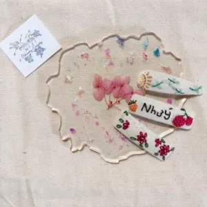 kẹp tóc linen thêu tay, màu lạnh, phong cách nhẹ nhàng và thanh thoát, họa tiết xinh xắn, kẹp tóc vải đáng yêu