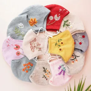 khẩu trang thêu tay linen, chất liệu linen nhẹ và thoáng khí, họa tiết thêu thủ công tinh tế, form ôm khít khuôn mặt