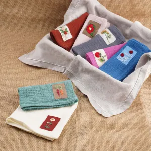 khăn muslin linen thêu tay, chất vải xô nhẹ xốp, chi tiết thêu tay tỉ mỉ, khả năng thấm hút cao, phụ kiện trang nhã cho những nàng nữ tính