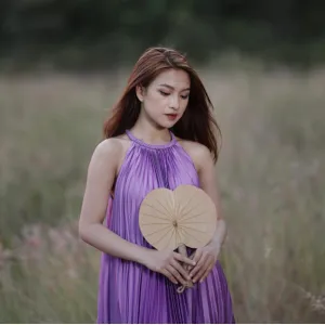 quạt lá sen dáng ngang, làm từ lá sen đồng tháp mười, quạt thủ công, mang đậm linh hồn việt, hợp phối cùng áo dài, quà tặng phái đẹp
