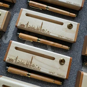 bút gỗ phong khắc tên kèm hộp, thiết kế ấn tượng, sự tỉ mỉ trong từng chi tiết, phù hợp với nhiều nhu cầu sử dụng, chế tác tinh xảo