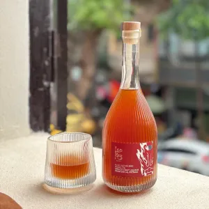 Rượu Mơ Phùng Thị là loại rượu thủ công đặc sản Tây Bắc, được ngâm ủ hai năm với hương vị mơ má đào độc đáo, sẽ là món quà tặng Việt Nam tuyệt vời.