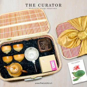 Hộp Quà "An Bình" là món quà tặng theo phong cách trà đạo với Bộ Ấm Trà Gốm, Trầm Hương, Lư Xông Trầm, Lọc Trà, gói trong hộp quà sang trọng, phù hợp cho mọi dịp