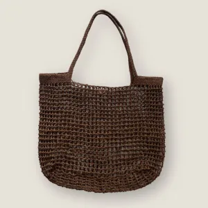 The Raffia Versa Basket Smbro Tote Bag is a sustainable fashion accessory that embraces simplicity, perfect as a birthday gift or a beach bag.