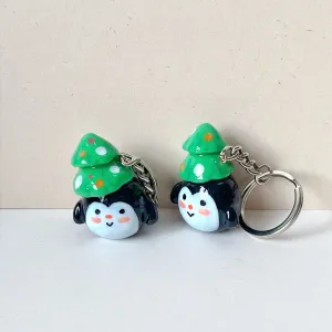 Móc Khóa Cánh Cụt Đội Thông Đất Sét Thủ Công sở hữu ngoại hình ngộ nghĩnh, thú vị, đây hứa hẹn là chiếc  móc khóa thủ công đáng yêu, làm món quà giáng sinh độc đáo