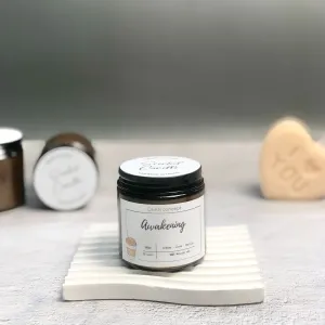Set Quà Tặng Nến Thơm Hương Cà Phê, với nến thơm hũ thủy tinh và hộp quà kèm hoa sáp, là món quà sinh nhật tinh tế, giúp gửi trao phút giây đầy năng lượng và sự thư giãn cho người nhận.
