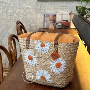 The Kiku Lepironia Grass Bag embodies the rhythm of blossoms, a unique seagrass handbag that’s both a sustainable fashion accessory and a perfect Vietnamese souvenir or gift for her