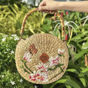 The Hasu Lepironia Grass Bag with Bamboo Handle captures the pristine beauty of lotus in a round, handcrafted water hyacinth design, making it a perfect blend of sustainable fashion and an elegant Vietnamese gift