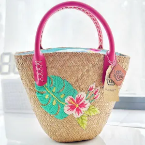 The Sayuri Lepironia Grass Bag is a hand-embroidered seagrass bag that radiates elegance on every journey—an eco-friendly fashion accessory, perfect as a gift for her or a Vietnamese souvenir