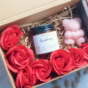The Scented Candle Gift Box With Ribbon is a romantic birthday gift designed to captivate all senses, featuring a luxurious blend of natural essential oils and wax—the perfect gift for her.