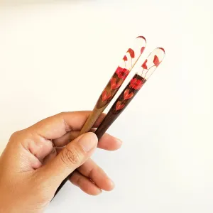 The Long Round Floral Resin & Wooden Hair Stick enhances your hair's natural beauty, making it a perfect vintage hair accessory and a thoughtful Vietnamese gift or birthday present for her.