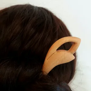 Trâm Cài Tóc Gỗ Truyền Thống Cánh Hoa là món phụ kiện tóc thủ công tinh tế, mang nét duyên mộc mạc cho mái tóc, phù hợp với phong cách cổ điển và tối giản, đồng thời là lựa chọn quà tặng ý nghĩa dành cho nữ và mẹ.