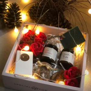 The Scented Candle in Clear Lid Gift Box, featuring dried flowers and a card, is the perfect birthday gift for your lover, designed to arouse emotion with every fragrance and add a personal touch to your thoughtful gesture