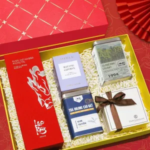 Set Quà Tết "Lạc Hồng" ôm trọn tinh hoa Tết Việt với hộp quà sang trọng, bao gồm rượu, cà phê, trà, mật ong và socola, là món quà Tết doanh nghiệp thượng hạng, mang đến những lời chúc tốt đẹp và sự trân trọng trong dịp đầu xuân