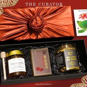 The "Fortune and Peace" Tet Gift Set is a luxurious wellness gift, featuring an elegant Tet gift box filled with precious herbs, making it the perfect choice for premium corporate Tet gifts and thoughtful health gifts.