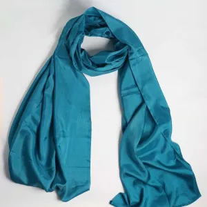 Khăn Choàng Lụa Biếc 85x190cm – phụ kiện dệt thủ công từ tơ tằm tự nhiên, mang sắc xanh trầm thanh lịch, là lựa chọn hoàn hảo cho quý cô yêu nét tinh tế và cũng là món quà Việt Nam ý nghĩa dành tặng phái đẹp.