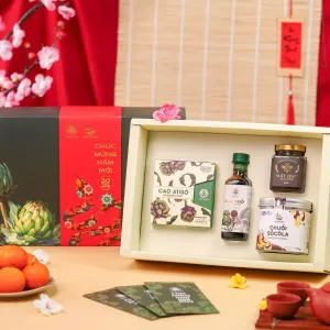 Hộp Quà Tết Atiso Hữu Cơ Combo 8 là món quà sức khỏe gửi trọn yêu thương, với set quà Tết bao gồm mứt ngọt ngào, mật ong thơm ngon và các sản phẩm atiso chất lượng, là lựa chọn tuyệt vời cho các doanh nghiệp muốn gửi tặng những món quà Tết ý nghĩa và chăm sóc sức khỏe