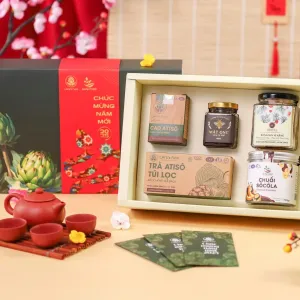 Hộp Quà Atiso Hữu Cơ Combo 7 là món quà Tết tinh tế, gửi gắm lòng thành qua những thức quà chất lượng, kết hợp hoàn hảo với đồ ăn vặt, mật ong và sản phẩm atiso, là lựa chọn tuyệt vời cho quà Tết doanh nghiệp