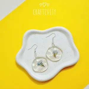 Khuyên tai resin ép hoa khô tỏa sáng bằng sự thuần khiết, là món nữ trang thủ công tinh tế, phụ kiện nữ tính hoàn hảo, thích hợp làm quà Valentine cho nữ và quà tặng ngày phụ nữ ý nghĩa