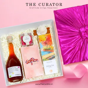 Set quà "Beautiful Spirit" là món quà Valentine đẹp mắt, mang thông điệp yêu thương ngọt ngào với sự kết hợp tinh tế của rượu mơ, nhụy hoa nghệ tây, hồng trà và socola, dành tặng những người phụ nữ đặc biệt