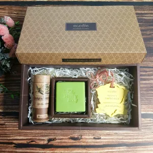 The "Nature's Embrace" Gift Set is a perfect March 8th gift box, featuring relaxing fragrances with essential oils, a scent stone, and handcrafted soap, making it a thoughtful International Women's Day gift for her