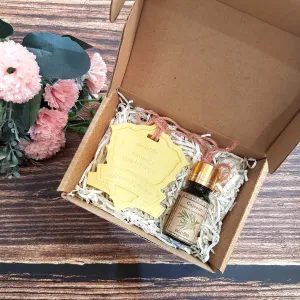 Hộp Quà Đá Thơm & Tinh Dầu Tràm là set quà 8/3 tinh tế, gửi gắm niềm vui và năng lượng với hương thơm từ thành phần tự nhiên - một lựa chọn hoàn hảo cho quà tặng dành tặng phái đẹp.
