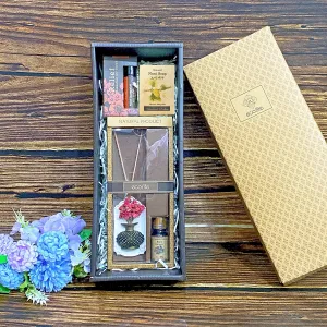 Set Quà "Thảo Mộc Và Nghệ Thuật" là sự kết hợp đầy tinh tế, mang đến hộp quà 8/3 tràn ngập yêu thương với tinh dầu lăn, xà bông trái nhàu và đá thơm từ thảo mộc tự nhiên - một món quà hoàn hảo dành cho phái đẹp để nâng niu sức khỏe và tinh thần