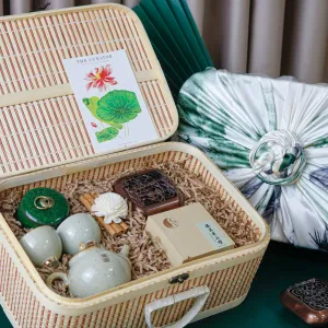 Hộp Quà "Peace Of Mind" – bí quyết cho những phút yên bình, với hộp quà mây tre thủ công chứa bộ uống trà thanh lịch và bộ trầm hương thư giãn, tạo nên set quà cao cấp đậm chất Việt Nam, hoàn hảo để gửi tặng sự an nhiên và tinh tế