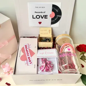 Hộp Quà Valentine "Actually" mang đến giai điệu tình yêu đầy lãng mạn với set quà gồm hộp nhạc, ly thủy tinh và socola, là lựa chọn hoàn hảo dành tặng bạn gái và những người phụ nữ yêu thương