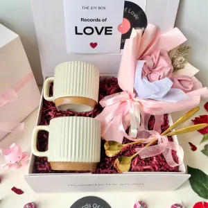 Hộp Quà Valentine "Love Endlessly" - nâng niu chuyện tình bền chặt với set quà Lễ Tình Nhân gồm cốc sứ kèm muỗng và bó hoa buộc tóc, món quà ý nghĩa dành tặng bạn gái