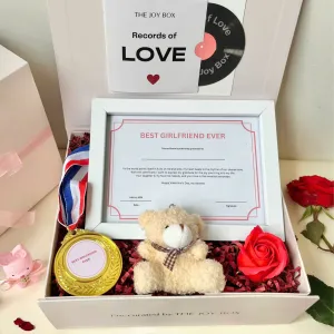 Hộp Quà "Love Record" – chứng nhận tình yêu đầy ý nghĩa với huy chương in ảnh, gấu bông và set quà Valentine cá nhân hóa, là lựa chọn hoàn hảo cho quà Valentine in tên và quà kỷ niệm đặc biệt