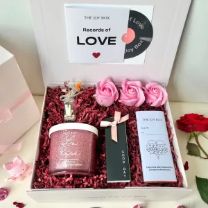 Hộp Quà Valentine "Love Wish" - trao yêu thương nồng nàn với set quà tặng Valentine gồm socola, nến thơm và lọ điều ước, tạo nên món quà lãng mạn cho người yêu trong dịp đặc biệt.