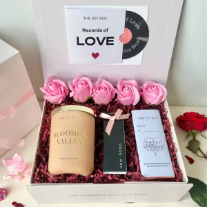 Hộp Quà Valentine "Love Words For My Beloved" là món quà lý tưởng để cảm nhận từng nhịp yêu đương, với set quà lễ tình nhân này bao gồm nến thơm & socola, là quà tặng cho nữ nhân trong dịp Lễ Tình Nhân