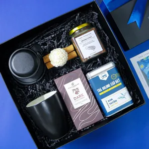 Hộp quà tặng "Classic" - thanh lịch đến từ những phút giây tận hưởng, với set quà trà và cà phê đi kèm dụng cụ pha chế, là lựa chọn hoàn hảo dành cho nam giới, đặc biệt là món quà ý nghĩa tặng chồng.