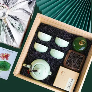 Hộp quà "An Nhiên" – gửi tặng những khoảnh khắc bình an, với set quà gồm bộ ấm trà tinh tế, lọ đựng trà và trầm hương kèm lư đốt, tất cả được sắp đặt trong hộp gỗ sang trọng, tạo nên lựa chọn quà tặng cao cấp đầy ý nghĩa