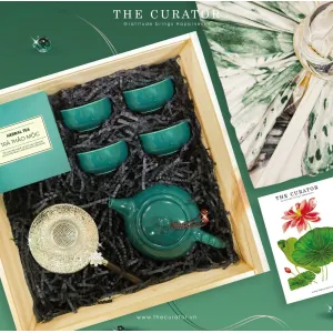 Hộp quà 'Peaceful Teatime' mang đến trải nghiệm đắm chìm vào phút thưởng trà thư thái, với set quà trà thảo mộc cùng bộ ấm trà sứ & lọc trà được đựng trong hộp gỗ sang trọng, là món quà tặng doanh nghiệp lý tưởng.