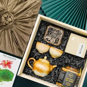 Hộp quà "Premium Wellness Gift" với trầm hương, ấm trà và đông trùng hạ thảo trong hộp gỗ cao cấp là món quà tặng sức khỏe tinh tế, trao trọn những tinh hoa và sự quan tâm ý nghĩa