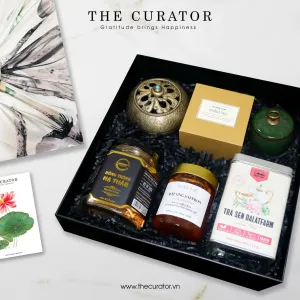 The "Premium Treasure" Gift Box is a luxurious wellness gift, thoughtfully curated to bring peace and well-being, featuring a harmonious blend of agarwood, fine tea, and premium cordyceps, all elegantly presented in a sophisticated paper gift box - a timeless expression of care and good wishes.