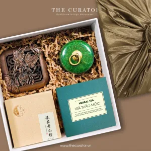 The "Jade Tea" Gift Box celebrates the joy of the tea ceremony with a herbal tea gift set, featuring a premium tea canister and agarwood incense, making it a luxurious gift for parents who cherish moments of tranquility and tradition.